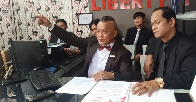 
 PH Jon Firman Pandu, Mukti Ali Kusmayadi Putra, SH. MH yang didampingi tim, saat menggelar press release di Kantor Hukum Liberty Subarang Padang, Kota Padang, Rabu (19/10/2022).