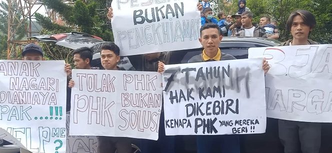 
 Tolak PHK, Seratusan Karyawan Aqua Grup di Solok Lakukan Aksi Demo