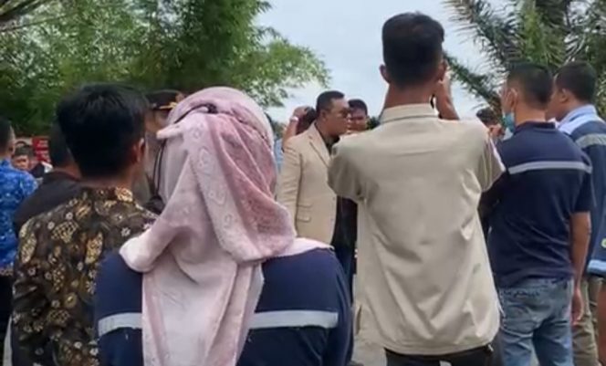 
 Ancam Usir Gubernur, Video Bupati Solok Marahi Karyawan Aqua Viral di Dunia Maya