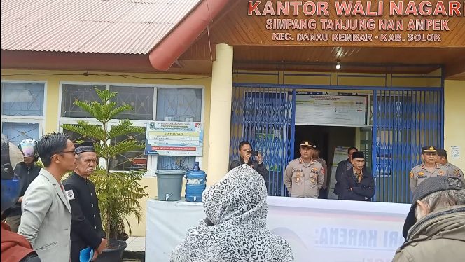 
 Terbitkan SK Pemberhentian Ketua KAN, Walinagari Simpang Tanjuang Nan Ampek Didemo Masyarakat