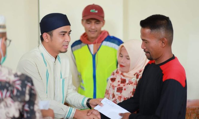 
 Wawako Serahkan Santunan ke Petugas Mesjid Agung Al Mukhsinin Kota Solok