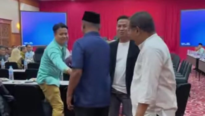 
 Hadiri Rapat Pemda Kabupaten Solok Bersama DPRD, Kapasitas Si Zet Dipertanyakan