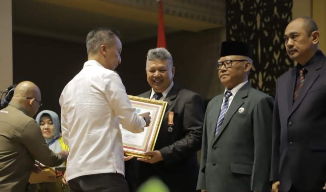 
 Walikota Solok Raih Penghargaan Tokoh Madya Penggerak Koperasi Nasional Tahun 2023