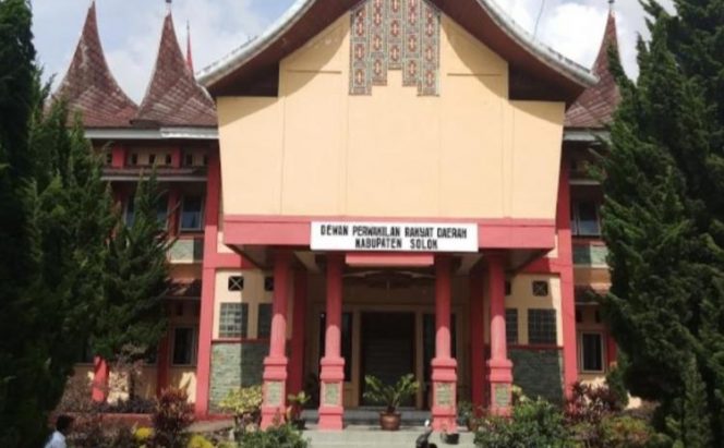 
 DPRD Soroti APBD Kabupaten Solok untuk Tempat Wisata Cambai dan Chinangkiek Milik Bupati