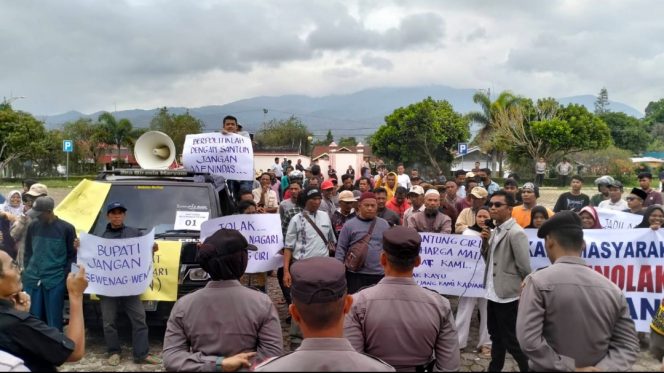 
 Kecam Kebijakan Bupati Epiyardi Asda, Masyarakat Lakukan Aksi Demo ke Pemda Kabupaten Solok