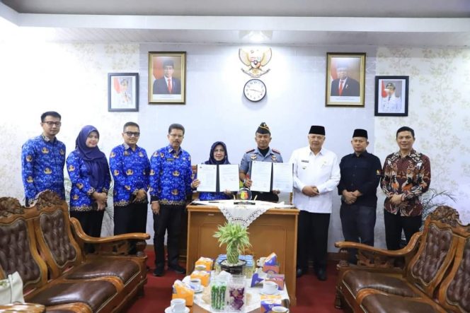 
 Salurkan Hak Suara Warga Binaan, Disdukcapil dan Lapas Kelas II B Solok Tandatangani Perjanjian Kerjasama