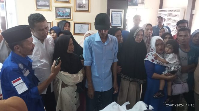 
 Viral, Video Tim Kemenangan PAN dan Aparatur Nagari Kotobaru Bagikan Sembako di Kantor Walinagari