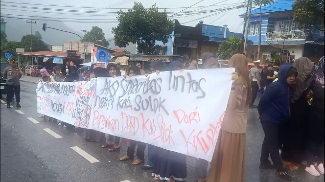 
 Diduga Kuat Dimobilisasi Pemda, DPRD Kabupaten Solok : Logistik Aksi Demo Solina Berasal dari 3 Dinas