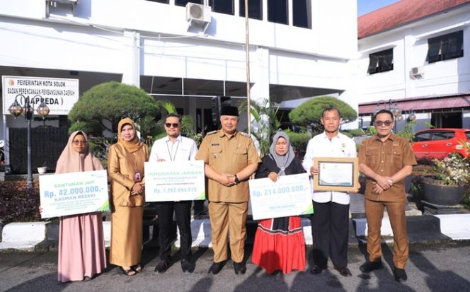 
 Walikota Solok Bagikan Santunan BPJS Ketenagakerjaan Kepada Ahli Waris