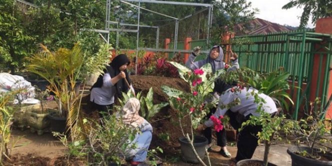 
 DLH Kota Solok Laksanakan Kegiatan Gotong-royong dan Penyerahan SK PHL 2024