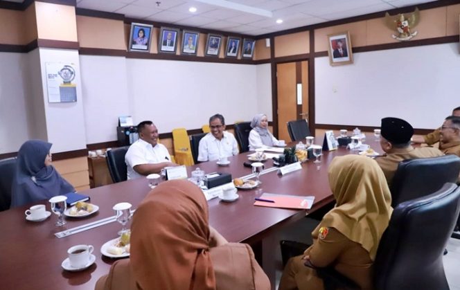 
 Walikota Serahkan LKPD Kota Solok Tahun 2023 pada BPK RI Sumbar