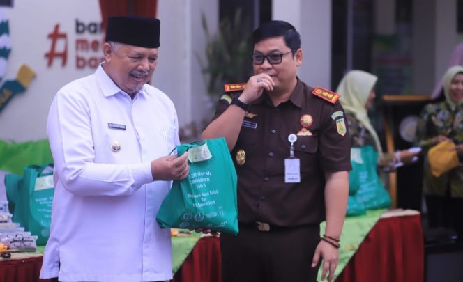 
 Walikota Solok Hadiri Bazar Murah Ramadhan 1445 H Kejaksaan Negeri Solok