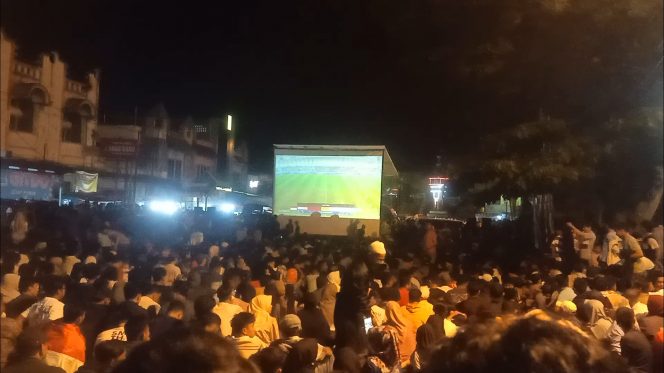 
 Nonton Bersama Piala AFC U23, Ribuan Warga Kota Solok Padati Jalan Depan Taman Syekh Kukut