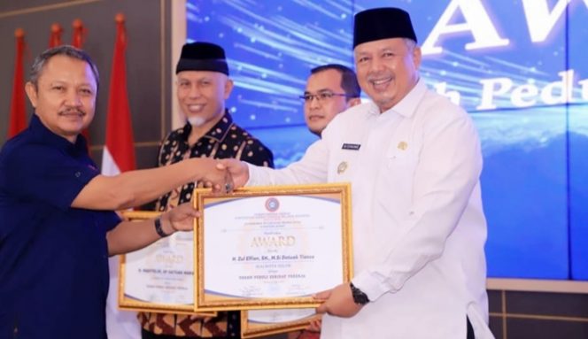 
 Walikota Solok Raih Penghargaan Tokoh Peduli SPSI Award 2024