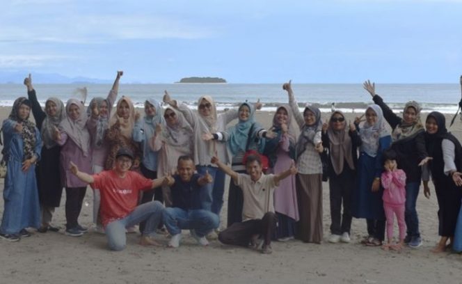 
 Perkuat Silaturahmi, DWP Dinas Perkim Kota Solok Gelar Family Gathering di Pantai Pasir Jambak