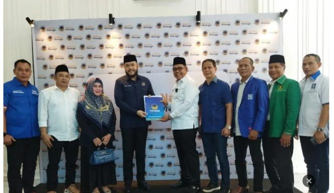 
 Pakai Jas PPP Dampingi Epiyardi Asda, Mental Ketokohan Yulfadri Nurdin Dipertanyakan
