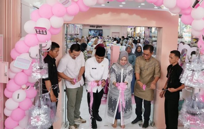
 Kembangkan Ekonomi Masyarakat, Wawako Solok Hadiri Grand Opening Miss Glam di NC Plaza