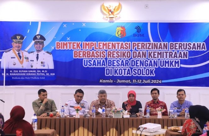 
 Walikota Solok Buka Bimtek Implementasi Perizinan Berbasis Risiko dan Kemitraan Usaha