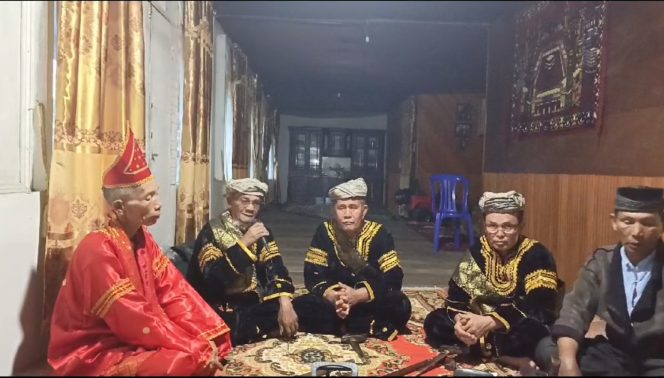 
 Tokoh Adat Nagari Simpang Tanjuang Nan Ampek Sebut Pernyataan Epyardi Asda Bohong Belaka di Konferensi Pers