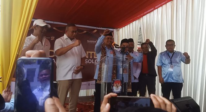 
 Diantar Andre Rosiade, Paslon Bupati dan Wakil Bupati Solok JFP-Candra Mendaftar ke KPU
