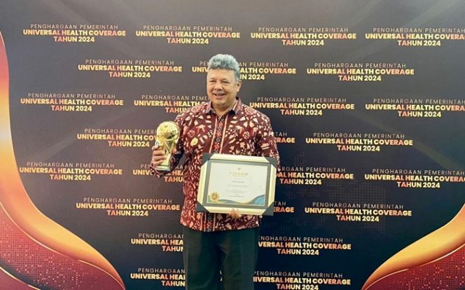 
 Walikota Solok Terima Penghargaan UHC dari Wapres RI