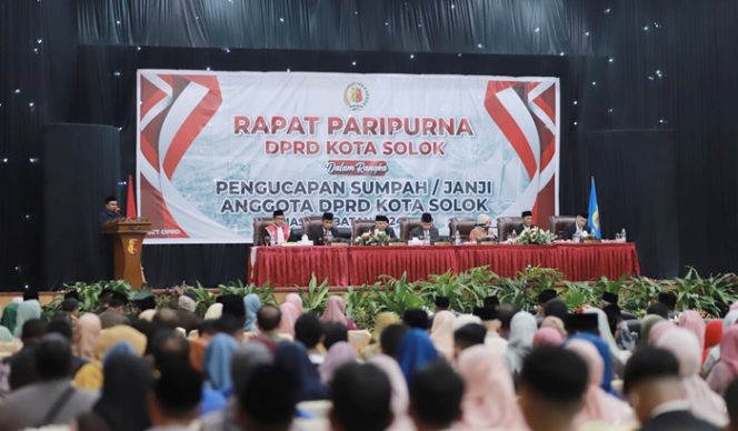 
 Walikota dan Wawako Hadiri Rapat Paripurna Pengucapan Sumpah Anggota DPRD Kota Solok periode 2024-2029