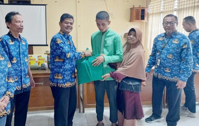 
 Dinsos Kota Solok Salurkan Bantuan Nutrisi Pangan pada 50 Penyandang Disabilitas