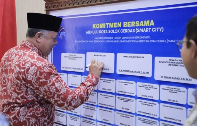 
 Bimtek Smart City Kota Solok Ditutup, Pemko Solok Tanda Tangani Komitmen Bersama