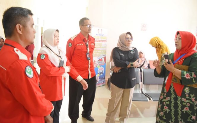 
 Jamin Mutu Pelayanan, UPTD LABKESDA Kota Solok Jalani Akreditasi Kedua Secara Daring dan Luring