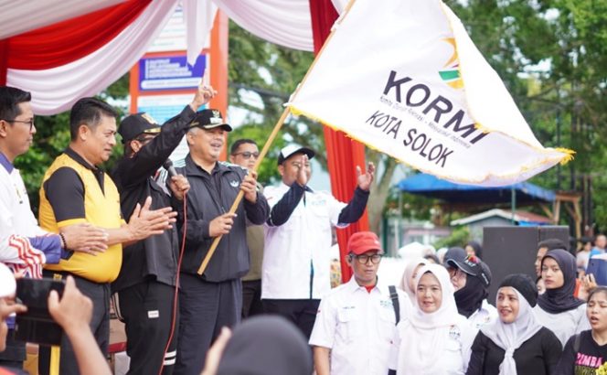 
 Walikota Solok Lepas Ribuan Peserta Jalan Sehat World Walking Day 2024