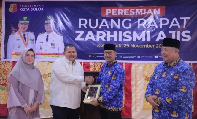 
 Walikota Solok Resmikan Ruang Rapat Zarhismi Ajis Balaikota