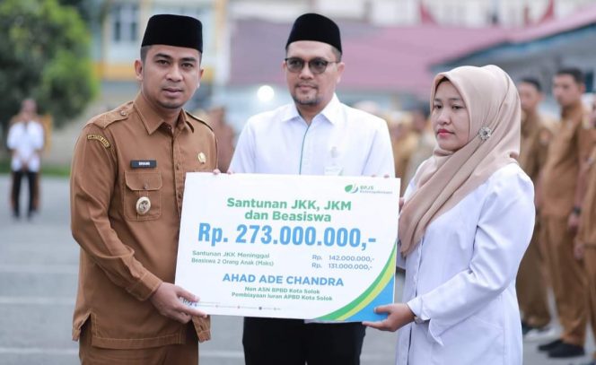 
 Usai Apel Bersama ASN, Wawako Solok Serahkan Santunan dari BPJS Ketenagakerjaan