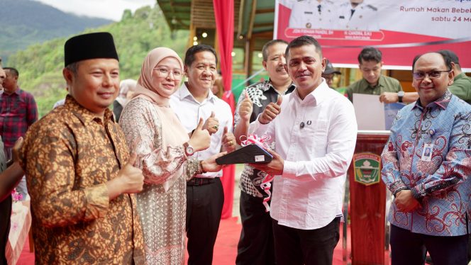 
 Komitmen Tingkatkan PAD, Bupati Solok Resmikan Penggunaan Perdana Tapping Box untuk Pajak Digital di Rumah Makan